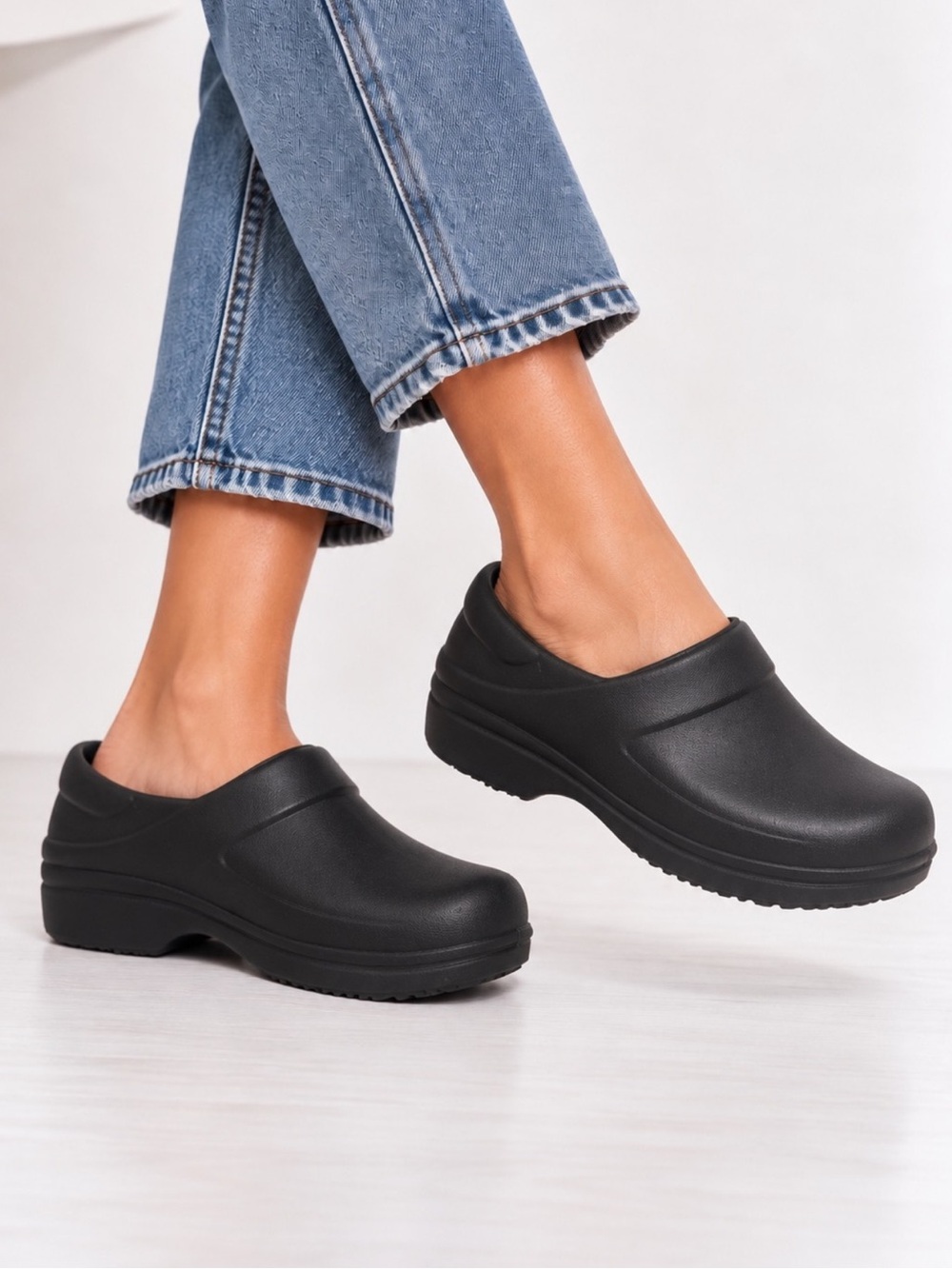 Crocs black Neria Pro II slip resistant work clogs shoes women’s 8